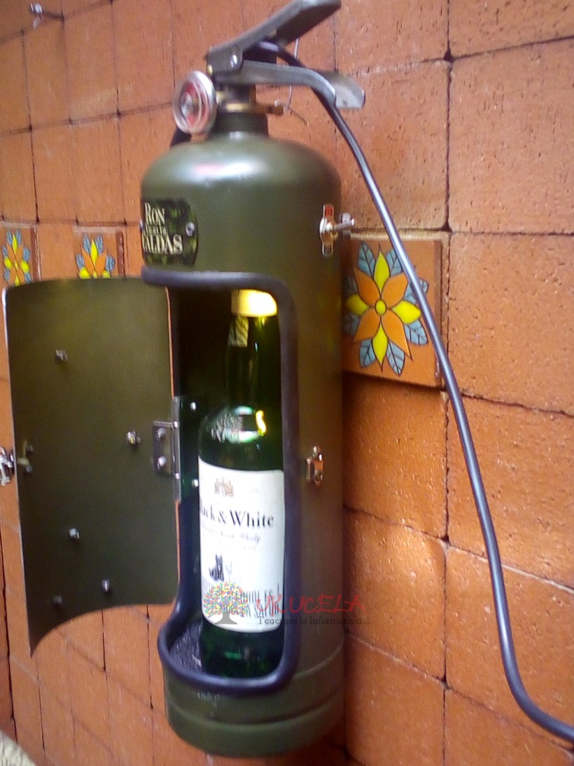 Extintor decoración porta botella luz cálida