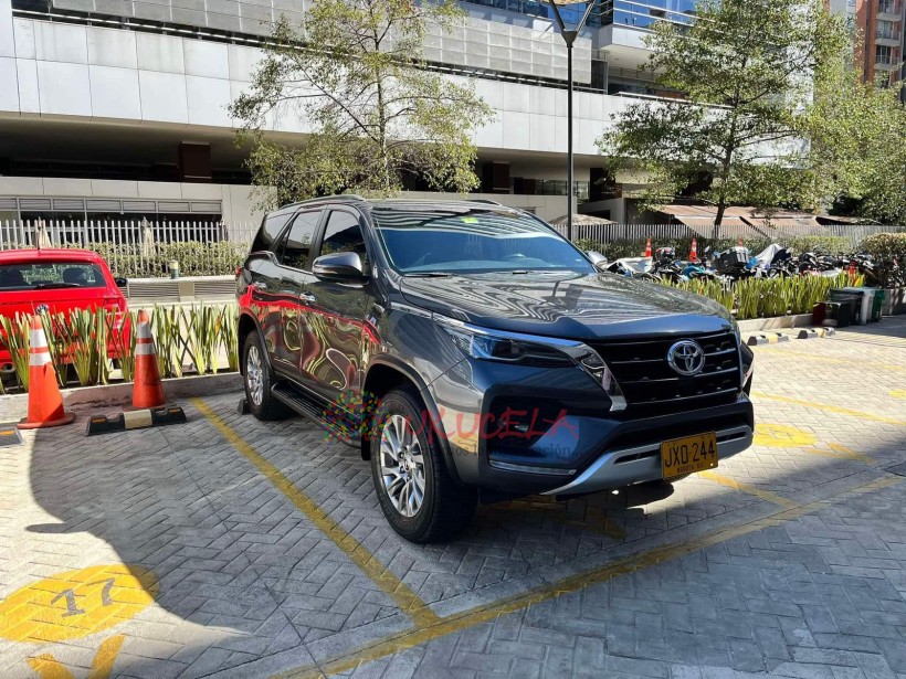 TOYOTA FORTUNER 2021 SRV 2.7 GASOLINA EN VENTA CON KILOMETRAJE BAJO Y MANTENIMIENTO AL DIA