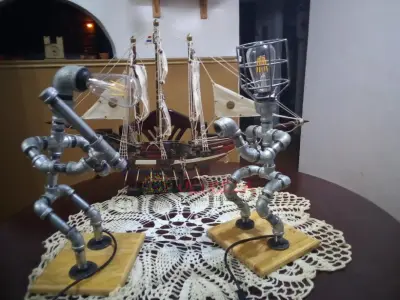 dos lamparas de mesa jugando beisbol