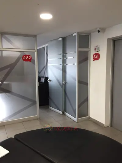 Divisiones en aluminio para oficinas o salones de clases.