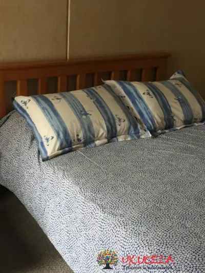 Cama doble con colchón y mesa de noche