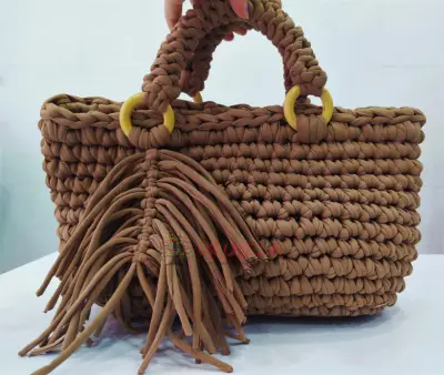 Bolsas tejidas en trapillo con acabados de alta calidad