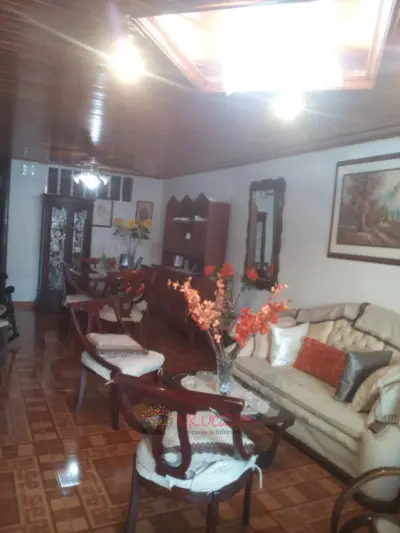 EXCELENTE VENDO CASA Y DOS APTOS
