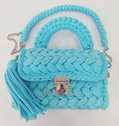 Bolso tejido en trapillo con acabados de alta calidad