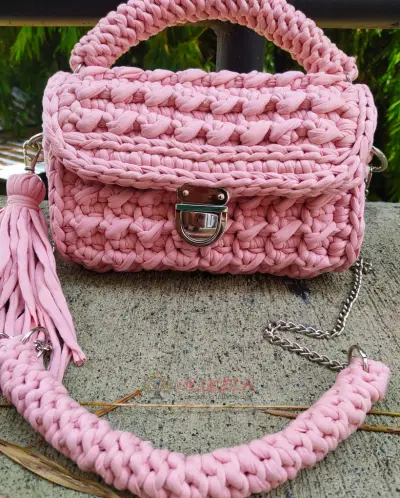 Bolsos tejidos en trapillo con acabados de alta calidad