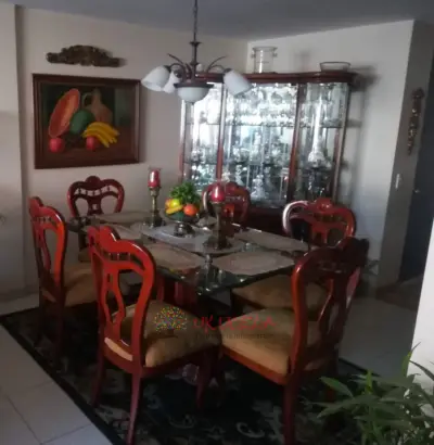 VENDO HERMOSO COMEDOR CON VITRINA EN CEDRO DE 6 PUESTOS