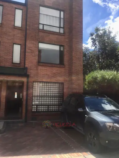 Se vende casa esquinera de 3 pisos. Cedritos
