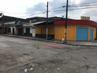Se Vende espectacular Propiedad Esquinera con 4 Locales - Rentando