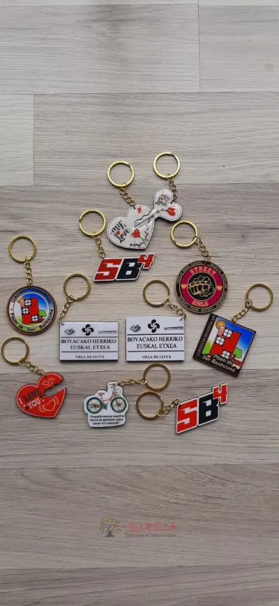 HERMOSOS LLAVEROS EN MADERA PERSONALIZADOS SOLO AL POR MAYOR