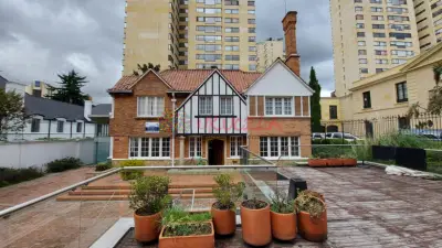 Entidad Financiera Vende Casa para Oficinas