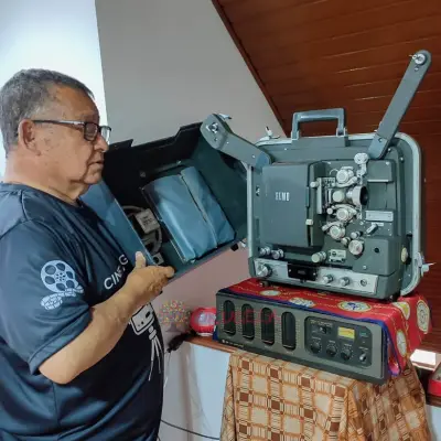 PROYECTOR DE CINE ANTIGUO DE 16MM