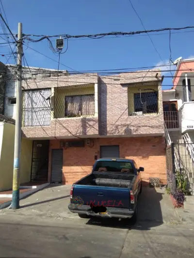 Vendo Bodega de 131 con 2 aptos en segundo piso